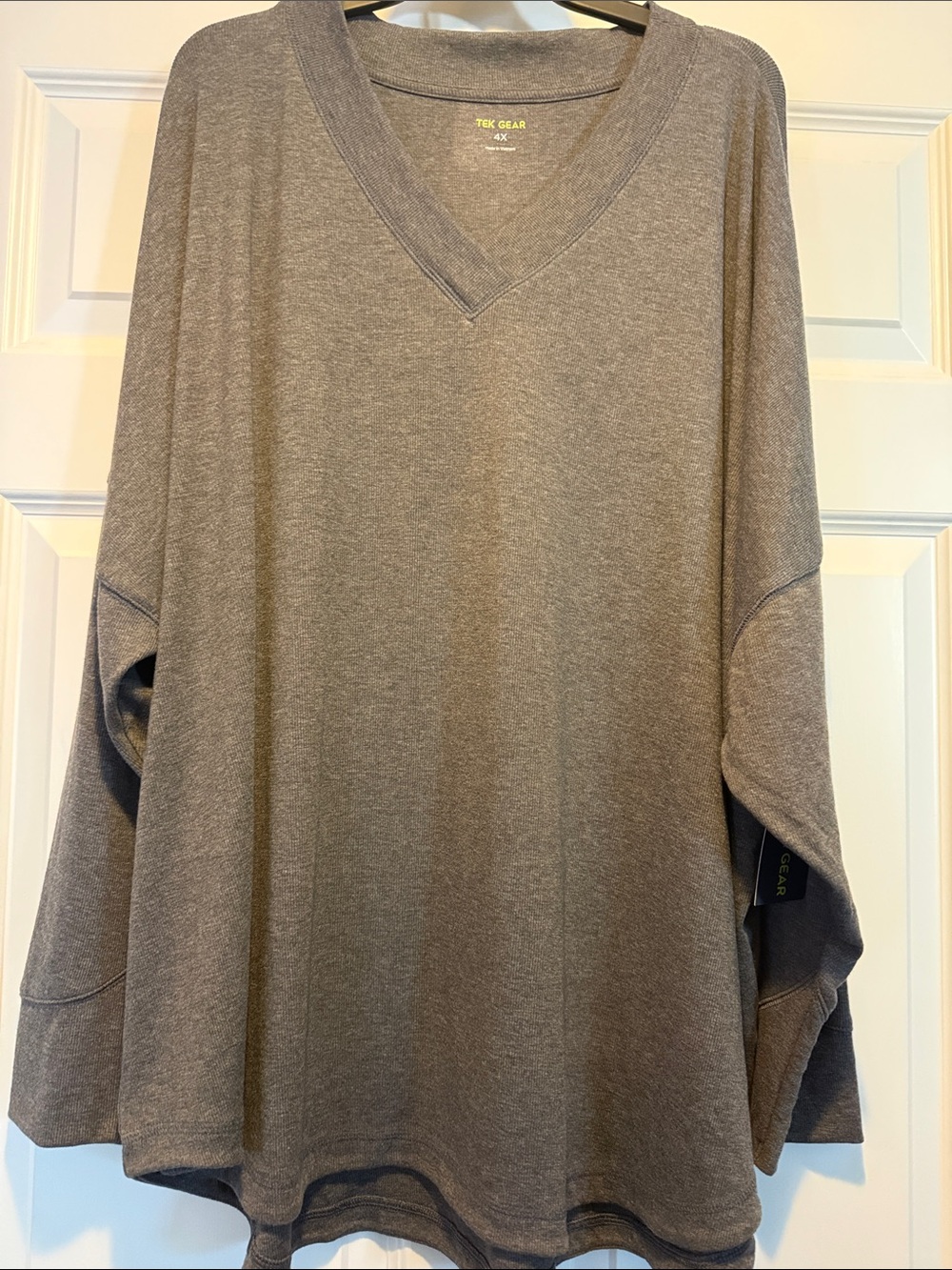 tek gear Women’s Gray V-Neck Long Sleeve Top Size 4X NWT